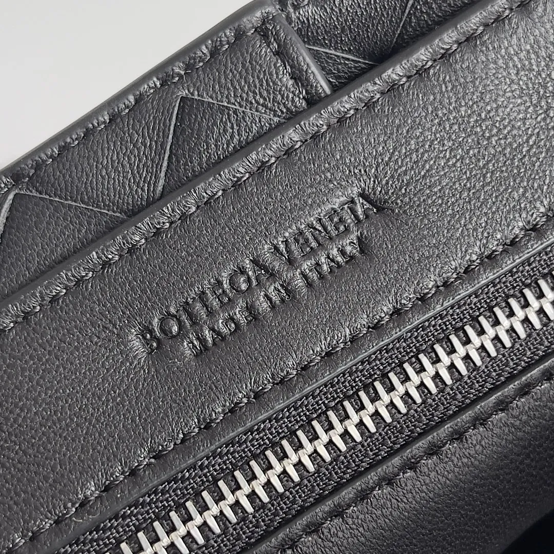 The 2023 new Andiamo batch of 1860 BV has been shipped‼ ️Really popular🔥The new Andiamo woven handbag launched by Bottega Veneta this season is really popular all over the world! ! Celebrities at home and abroad have worn it, and Oscar-winning actress Michelle Yeoh has taken it out on the street. Song Jia, Trai Yara, Yu Feihong, Sanji Ayaka, Rosie Hunting-Whiteley, Yoshioka Riho, etc. have all picked up this bag. It is classic and versatile, showing off its temperament, and the bag capacity is also large, which is very convenient for daily commuting! ! A variety of carrying methods, the shoulder straps can be adjusted by yourself, the original lambskin feels soft and delicate, and the neutral style is made to break gender boundaries and bring a more practical and longer-lasting use experience. Andiamo, which has both elegant and casual styles, perfectly interprets the true appearance of "fashionable old money style". Style number: 743568 Size: 25*22*10.5cm